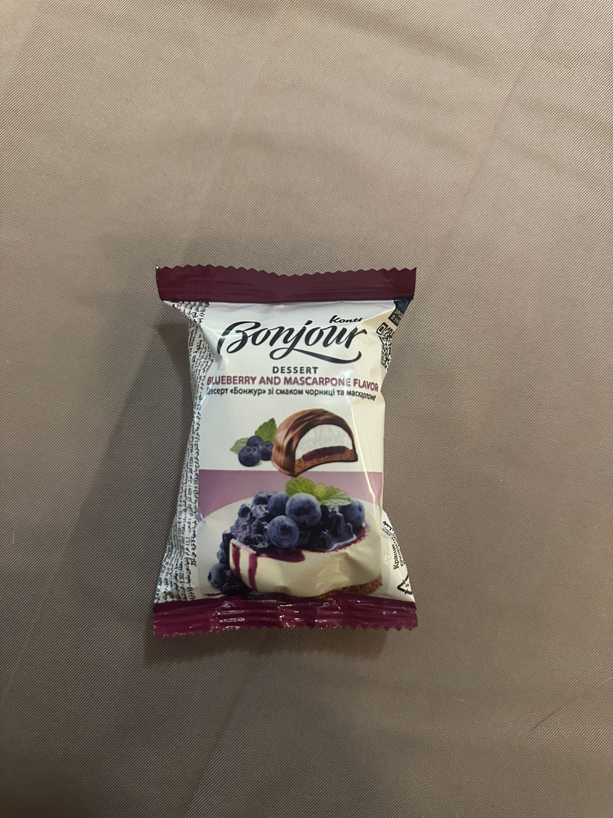 Бисквит Bonjour с Черникой